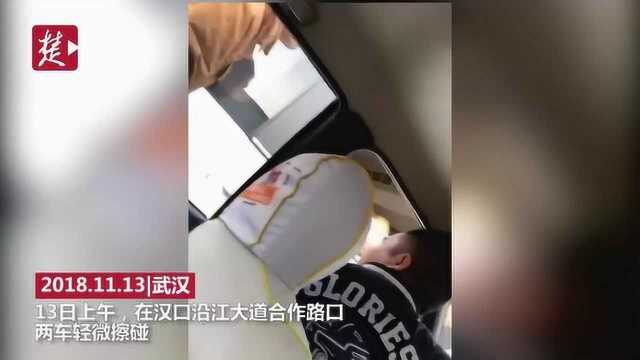 两车发生擦碰起冲突,面包车主怒砸的士车窗险伤及乘客