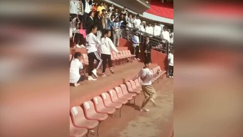 小学生跳极乐净土太抢眼，高年级的学生都看呆了！ - 腾讯视频