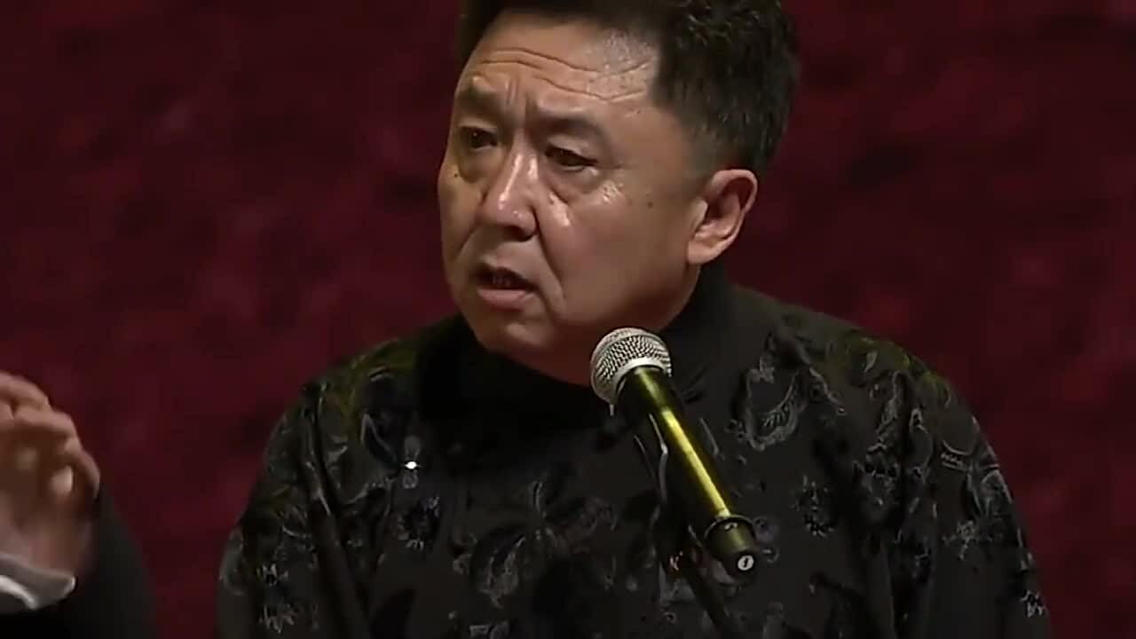 于老爷子上厕所,房间里各式各样的马桶,还有人给喊加油