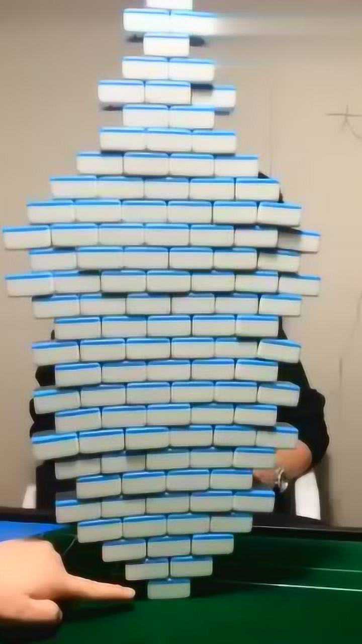 把麻将摆成这样,这位大哥是有多闲!