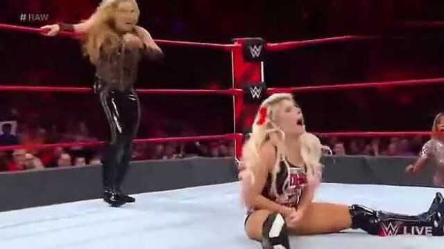 WWE:性感美女被对手抱起,只听一个声响,美女隐私部位遭暴虐!