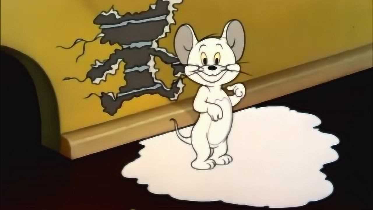 杰瑞变成了白色的老鼠之后,汤姆猫就不敢再欺负它了!