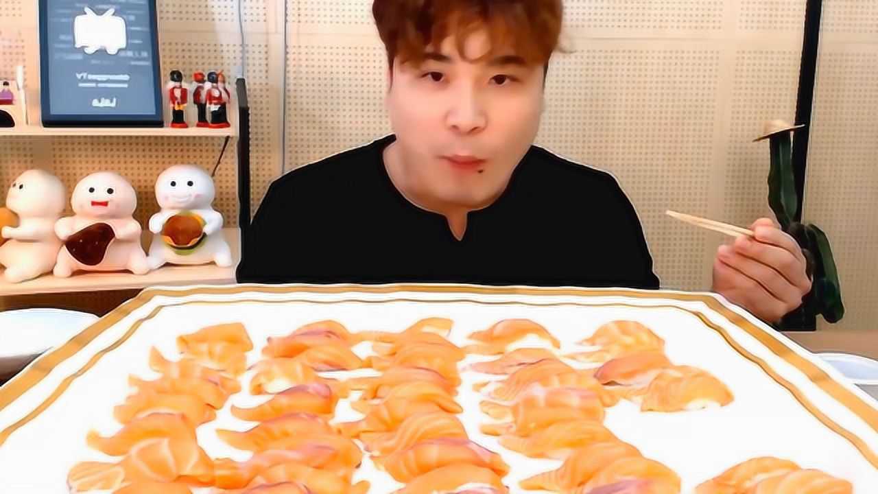 韩国小伙吃三文鱼寿司,这么多,当饭吃都行_腾讯视频