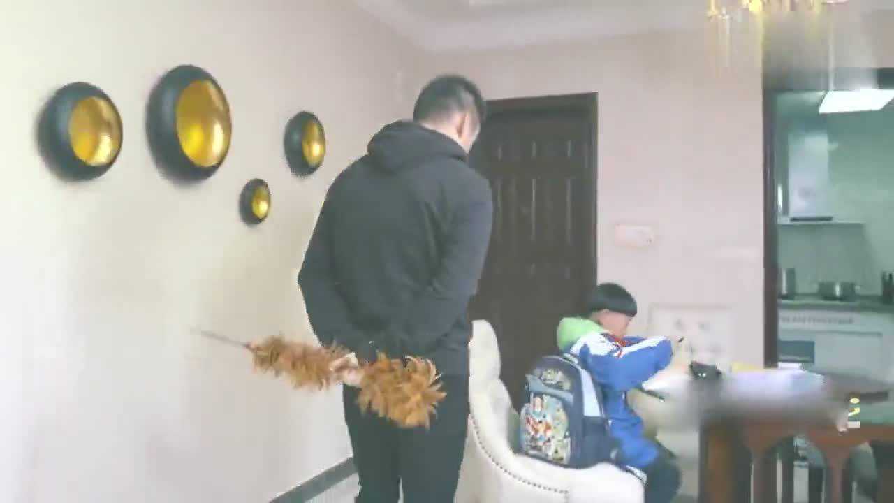 陈翔六点半：小孩子被打屁股，父亲要出差，把明天的分量都打了_腾讯视频