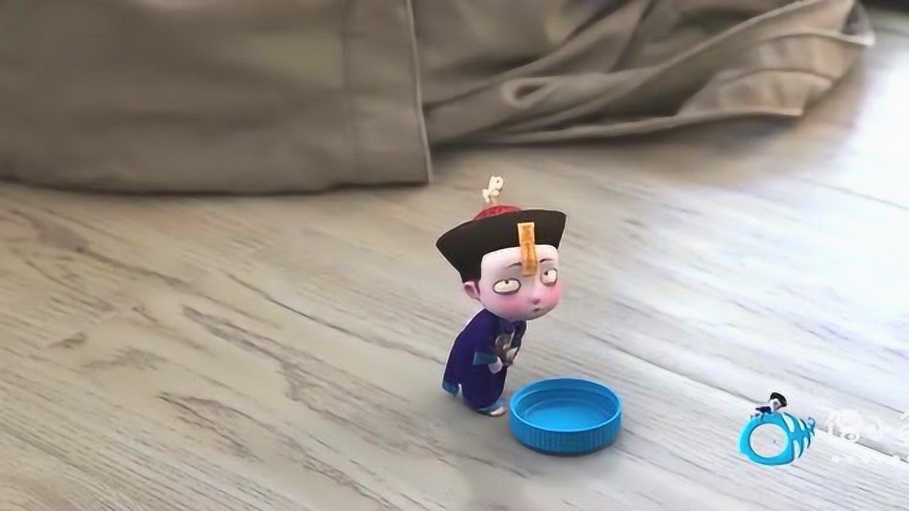 叫我僵小鱼小鱼尿急憋出内伤,在厕所尿的满地全是