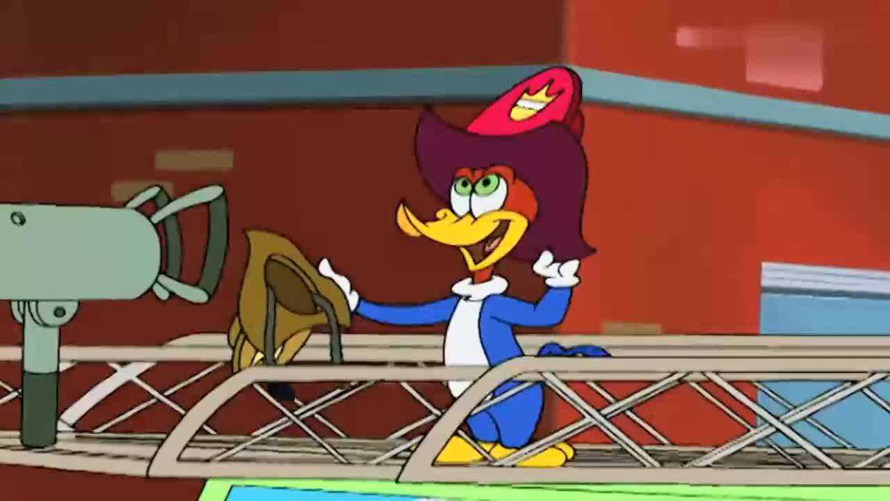 痞坏啄木鸟伍迪沙发上到胶水,消防员带着沙发跑!