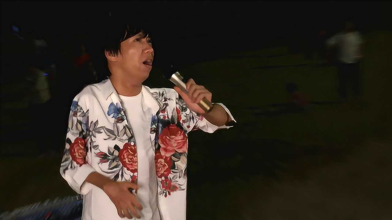广州流浪歌手阿龙演唱《涛声依旧》声情并茂,让人感动