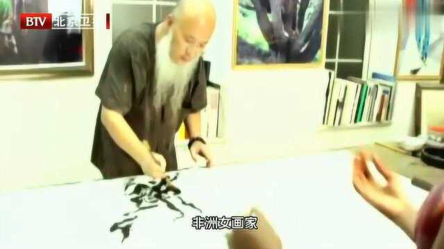 中国当代著名国画家杨彦,装扮风格独特,实际年龄让人惊讶55岁