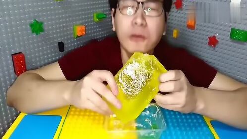 吃冰达人:吃冰哥吃彩色空心盒饭冰块咬开喝到冰水超给力