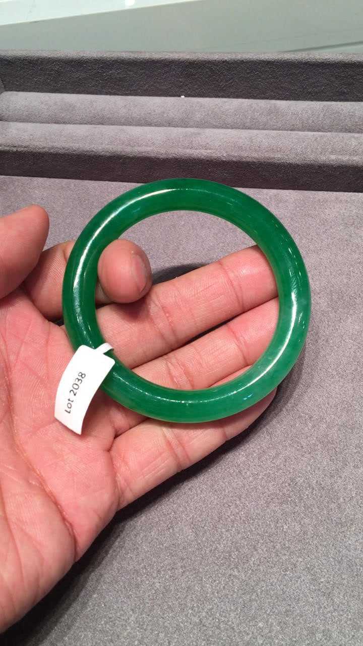 上手佳士得拍卖千万级的翡翠手镯