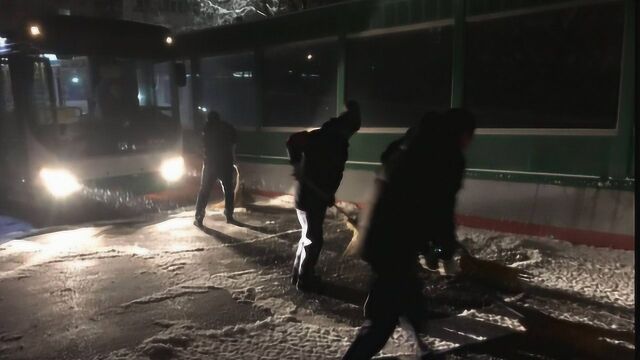 睡梦中降下大雪,大伙儿措手不及,公交系统启动应急预案.