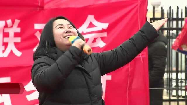 农民歌手刘爱琴唱了首《阳光路上》,真是好听,百听不厌