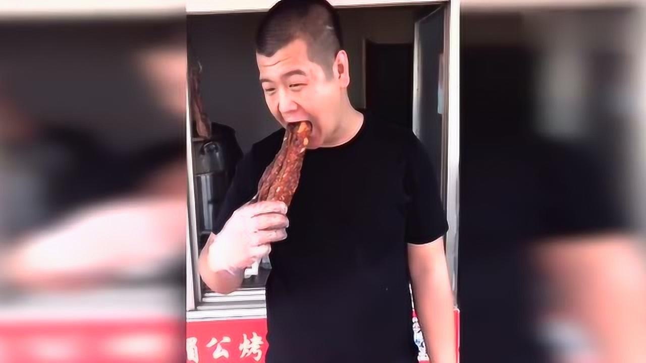 小伙吃的脆皮烤肉真带劲看得我都想吃了