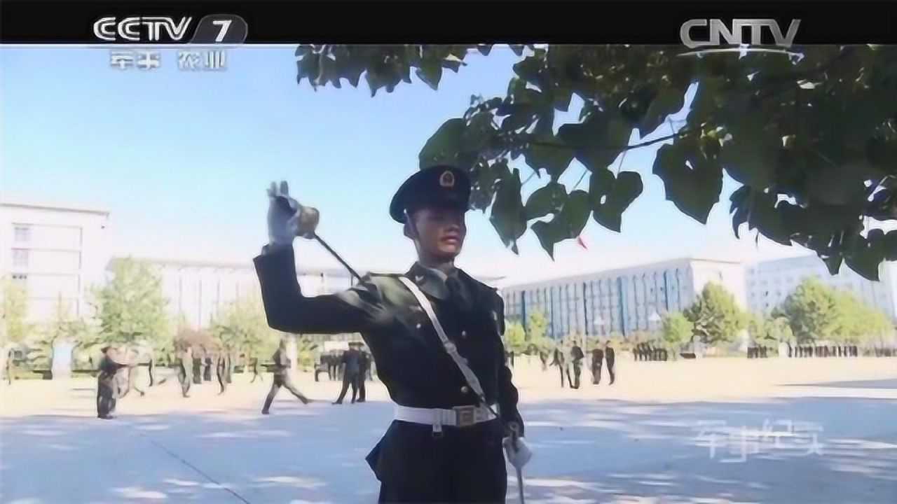 三军仪仗队:8秒完成6个指挥刀动作,这个分队长太会教了,辛苦了!