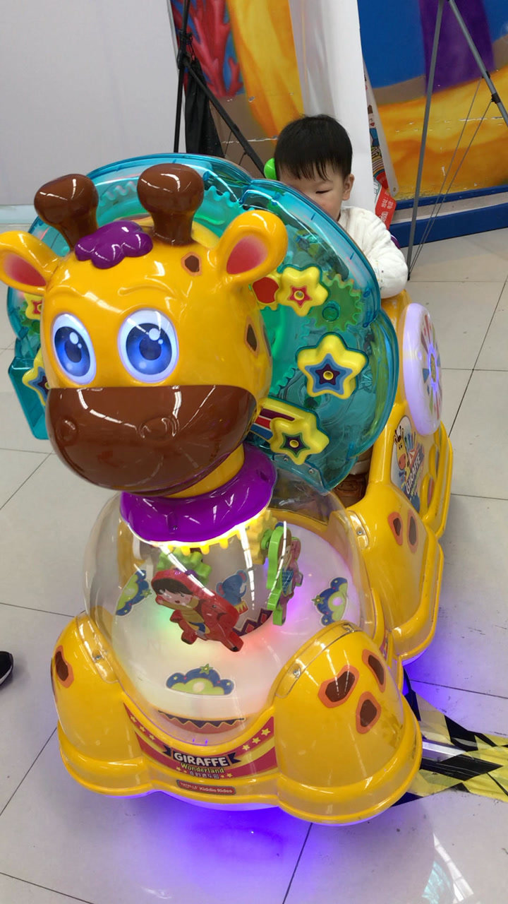 今天我坐了八遍摇摇车有没有和我一样喜欢摇摇车的