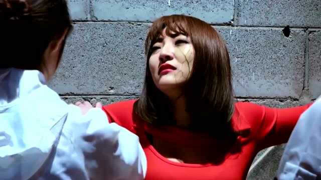 丧尸之母美女丧尸在酒店引诱人类上当被反抗军抓住了