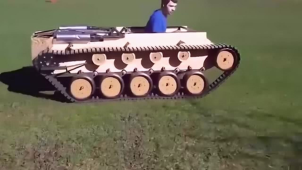 这小伙也太牛了,自制履带式车辆,开起来特别像坦克!