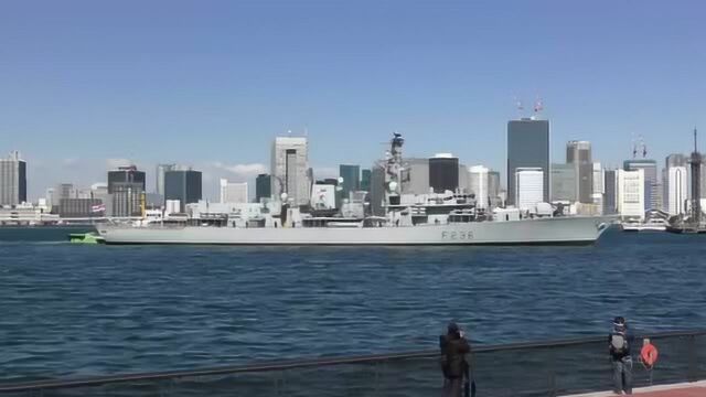 HMS皇家海军蒙特罗斯舰艇在码头停泊