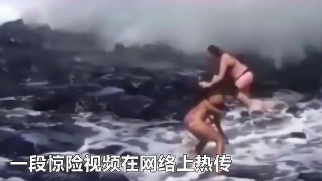 比基尼美女海滩摆POSE拍照,瞬间被海浪吞噬