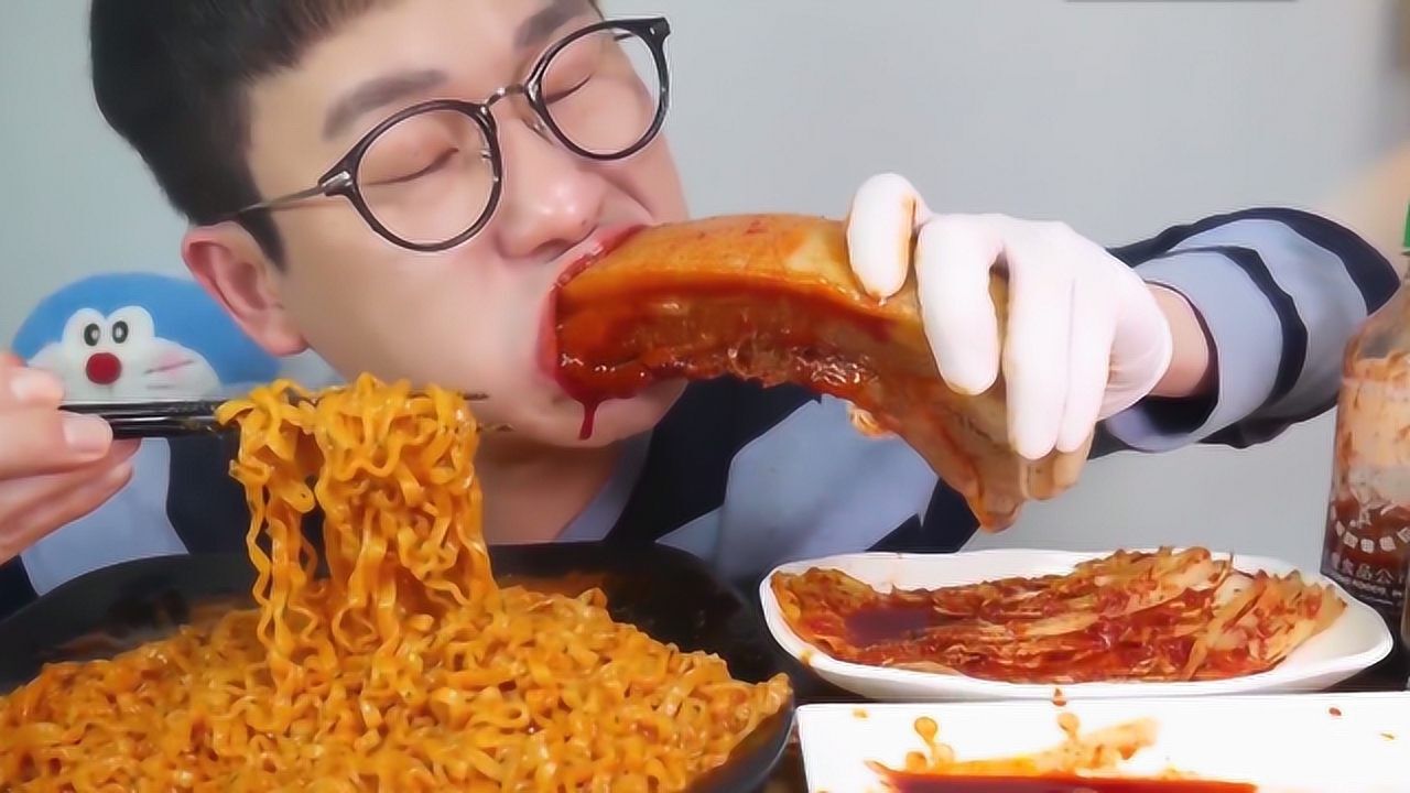 超肥腻五花肉,小哥拼命往嘴巴里塞,奈何嘴巴太小!