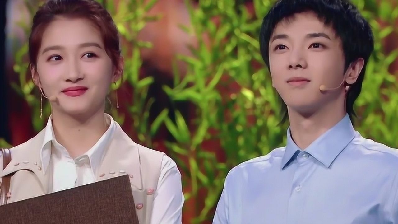 华晨宇当众抛亲吻给关晓彤网友不淡定了是要挖墙脚