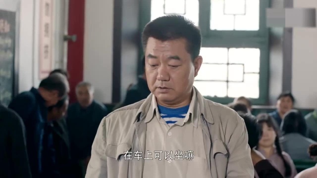 男人在车站卖小板凳,一块钱一个一块五两个,被人嫌贵不买!