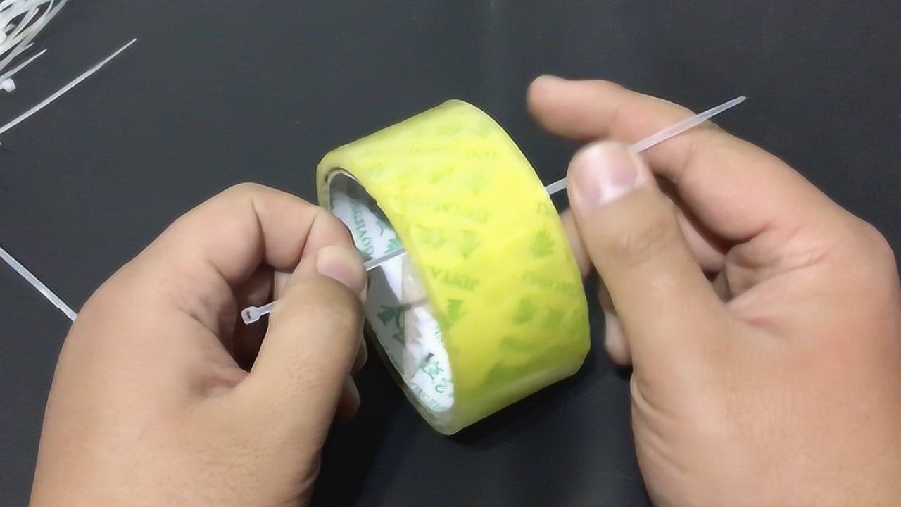 透明胶带上绑一根扎线带,比剪子还好用,太方便了