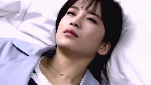 齐霁不小心绊倒趴到媛媛身上,场面很僵硬