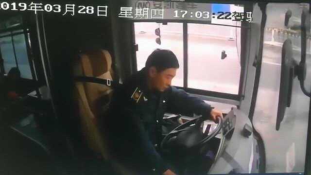 赞!合肥一公交司机昏迷前停车拉手刹救下一车人