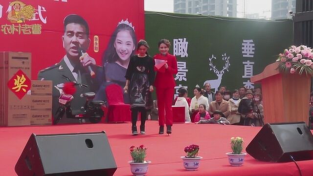 河南农村大舞台,蒋文涵上台表演才艺,台下掌声不断