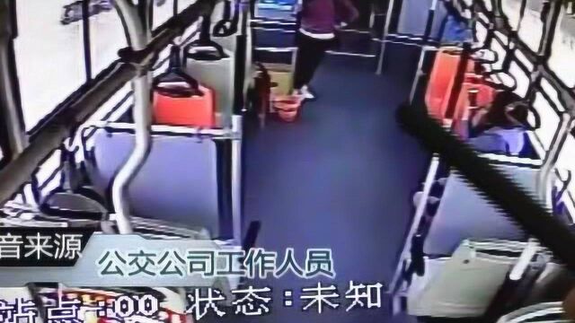 姑娘公交车上拍抖音 被车长劝下车