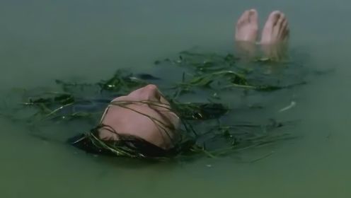 女孩在河边洗澡，水里突然飘来母亲尸体，可她却一脚将母亲踢开