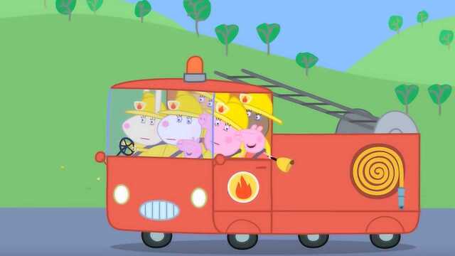 小猪佩奇乔治听见救护车的声音 纷纷给汪汪队的毛毛让路 玩具故事