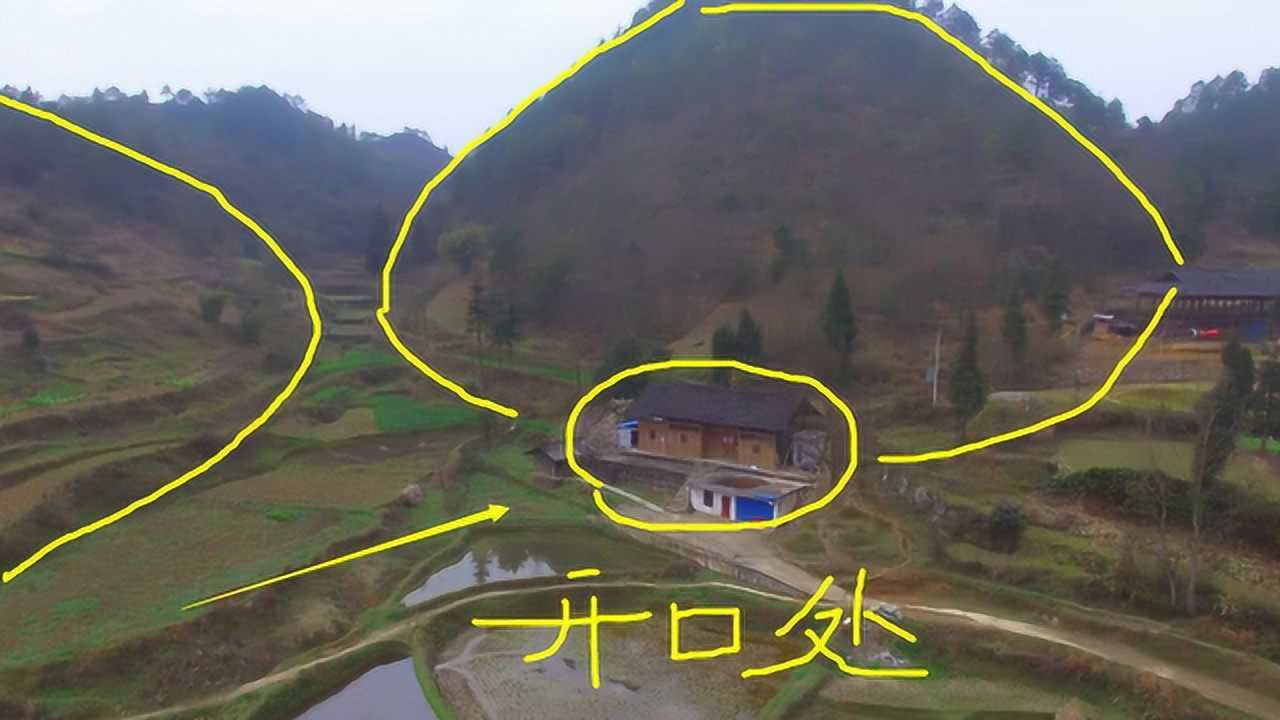 这户人家背靠龙脉恰好处在两山开口处这是顶级的风水宝地