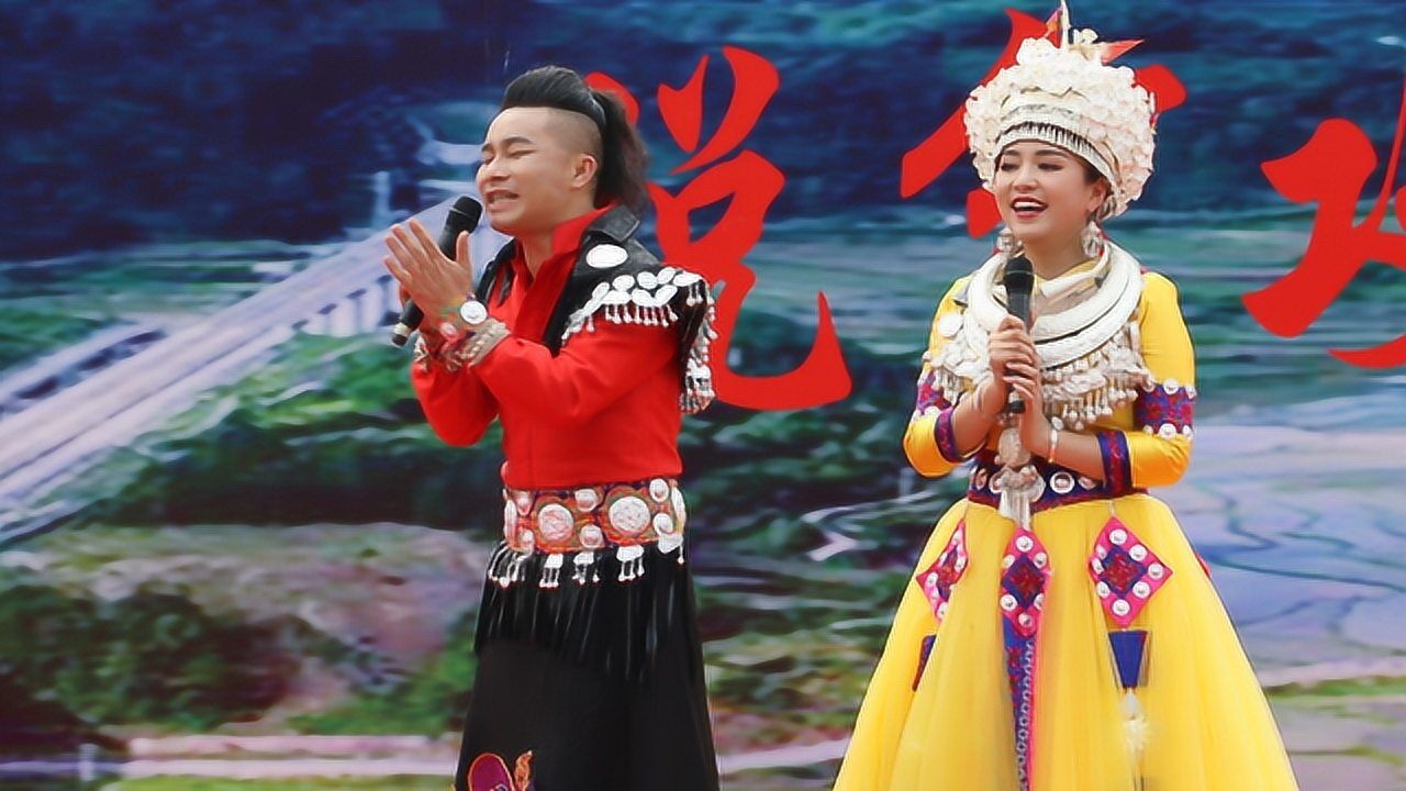 贵州苗族天才歌王蝶当久,回村演唱一首情歌,台下掌声连连