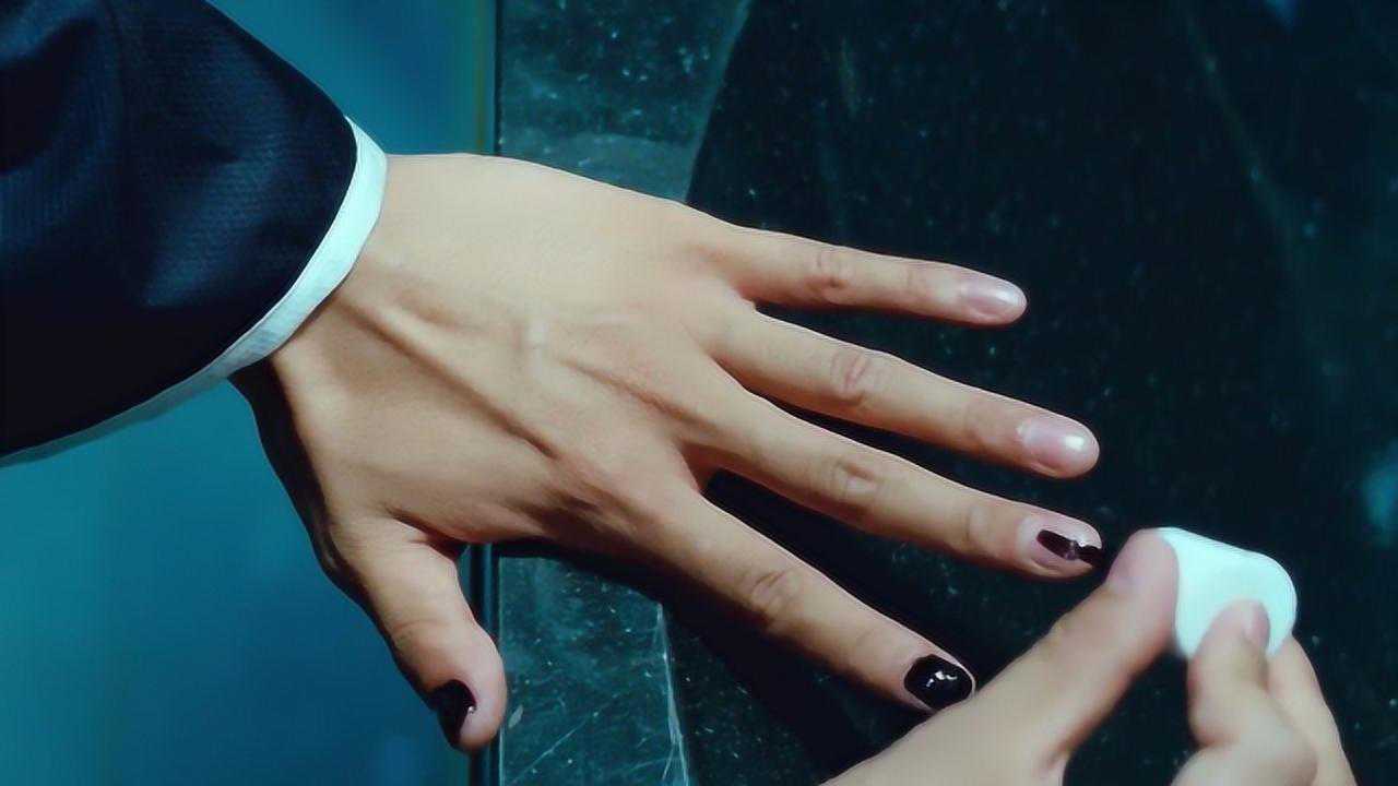 男子为体验女性产品，变身女装大佬，穿丝袜和高跟鞋在家翩翩起舞__高清完整版视频在线观看_腾讯视频