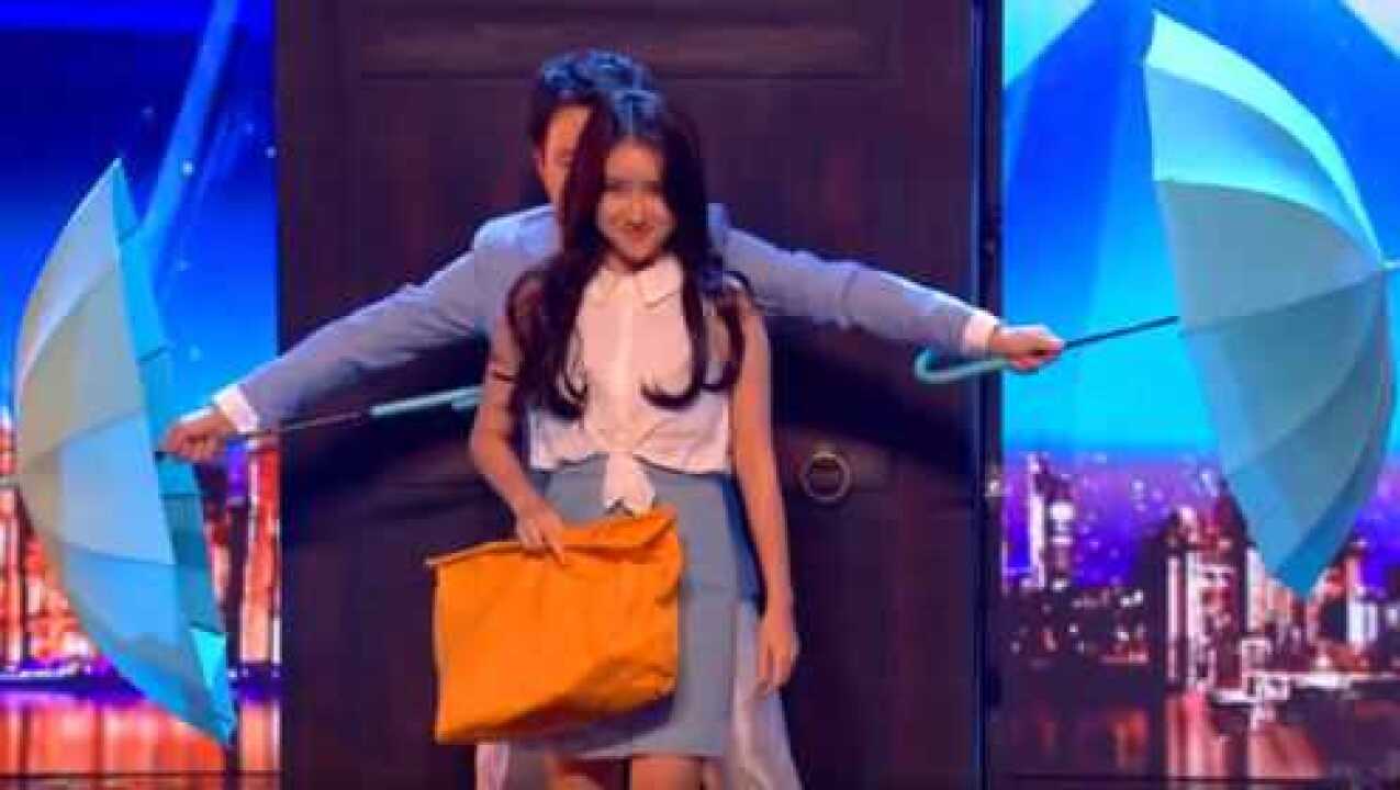 20岁中国美女当众表演“脱衣服”，2秒钟换一套，评委看不住了_腾讯视频