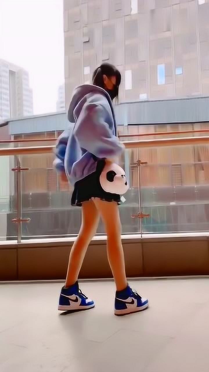 蔡萝莉拎拎裙子,开始放大招了