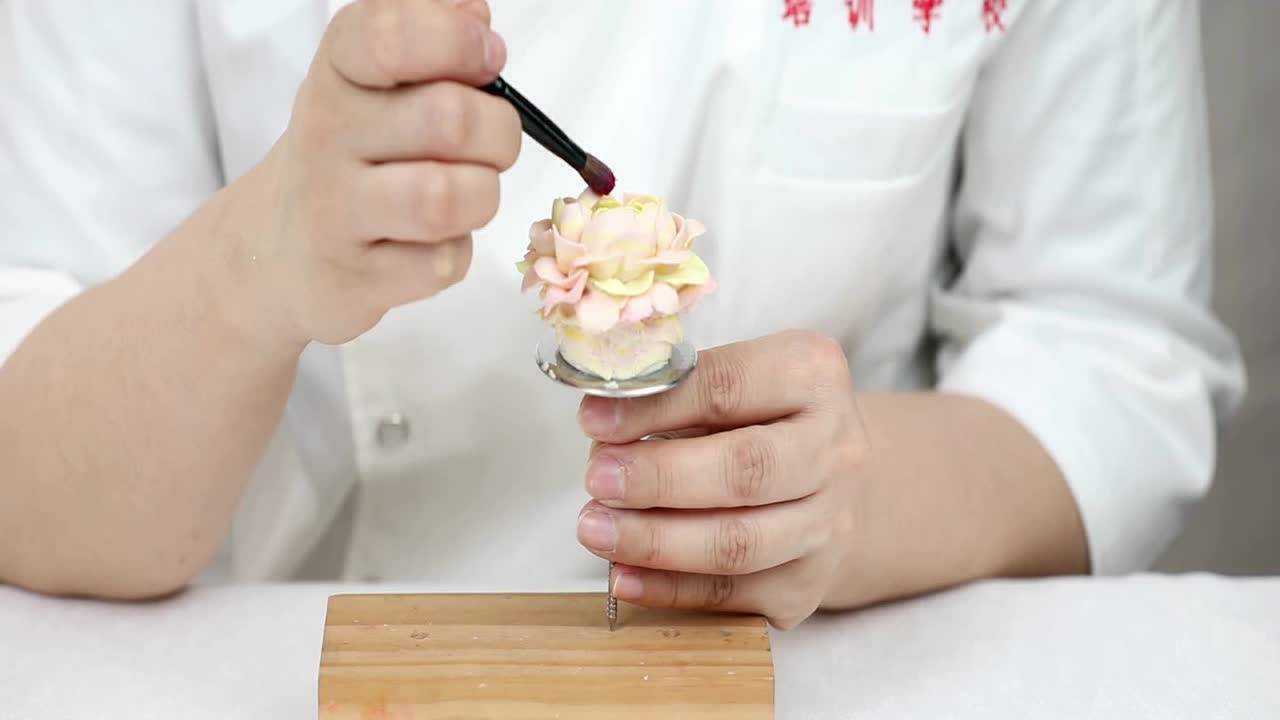 糖师师《超养眼自然系韩式裱花》毛茛