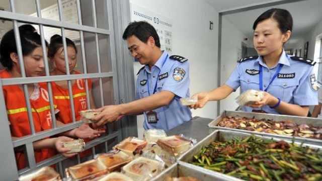 监狱“包吃包住”,为什么犯人还向家里要生活费?狱警说出真相