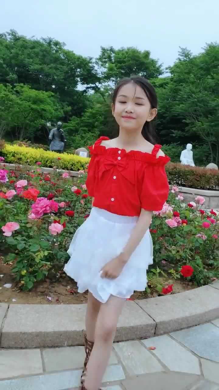 童模宋小睿户外手指舞,不愧是有钱人家的孩子,分分钟甩你三条街