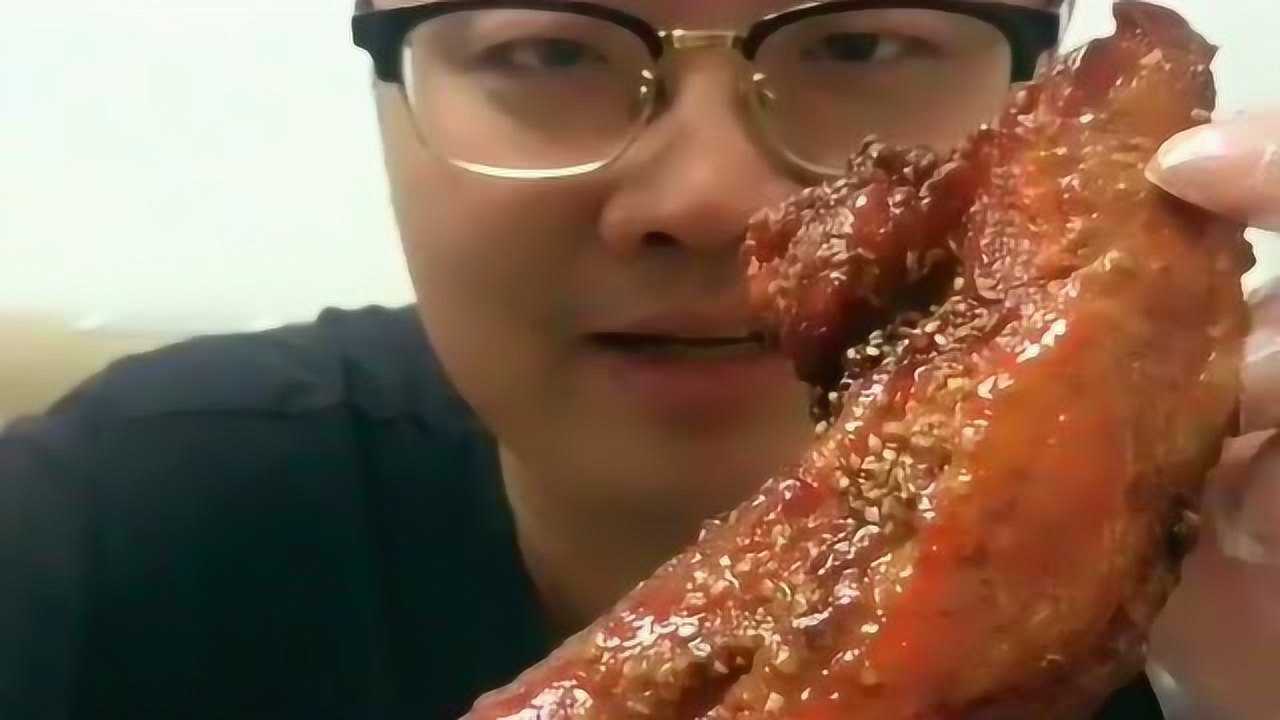 大哥吃烤五花肉酱香肉嫩的特别好吃美味的