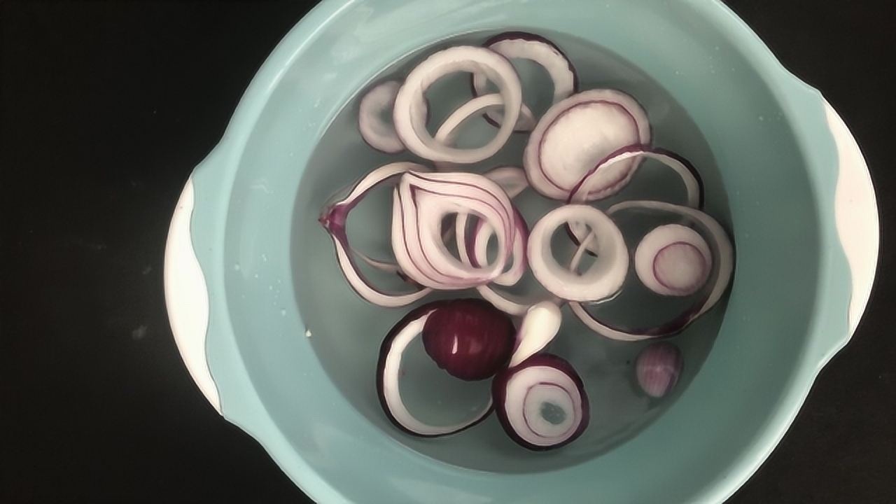快把洋葱泡白醋里,作用真厉害,越早知道越好,太重要了