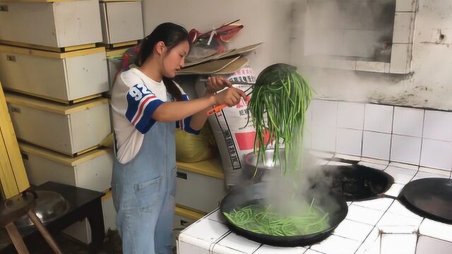 菜园豆角太多吃不完,农村媳妇把它简单绰水,晒干后吃着很香