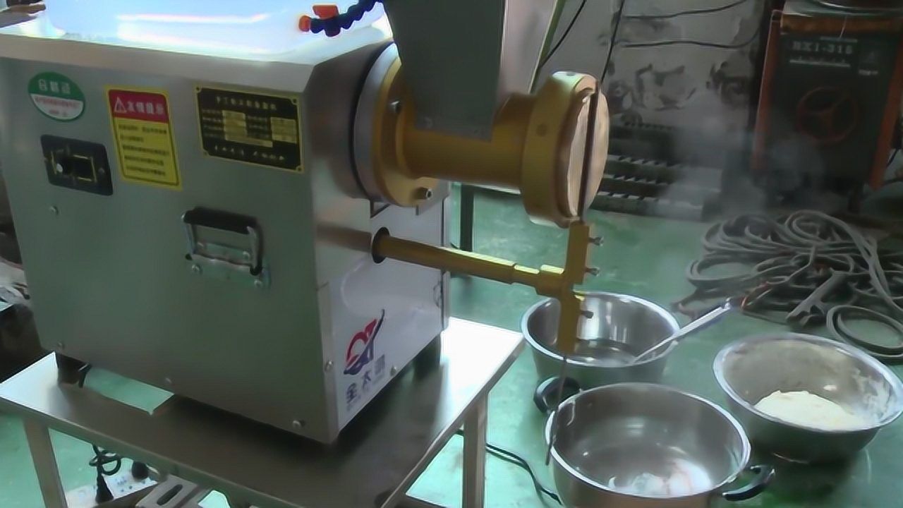 剔尖面吃过吗?小伙发明剔尖面机,口感劲道,1分钟能削200根