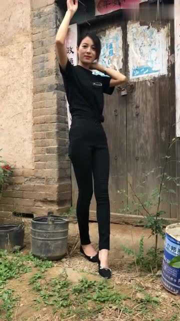 最近这个农村妹子火了,谁说农村人土了?这身穿搭超有范儿!