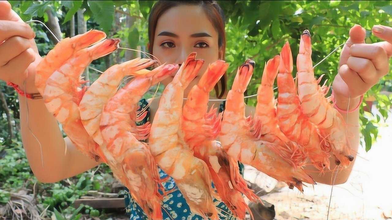 野外烹饪:柬埔寨美女用独门方法烹饪大虾,这手艺看得人口水直流