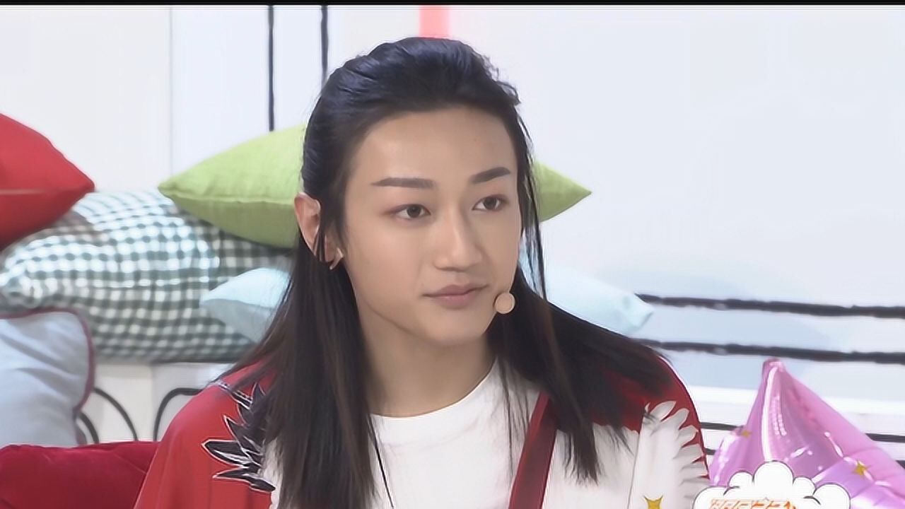 明日之子王竟力爆料周震南赖在毛不易房间不走南南真是好粘人