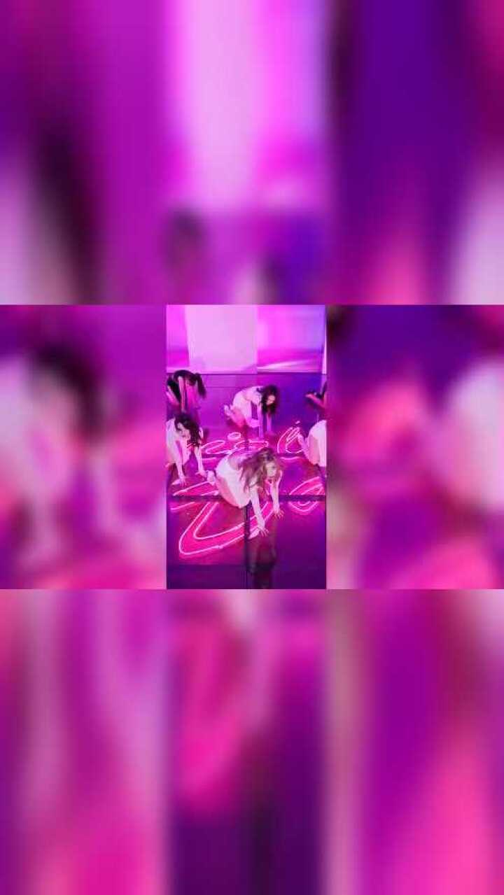 美女甩胸热舞嗨翻全场_高清