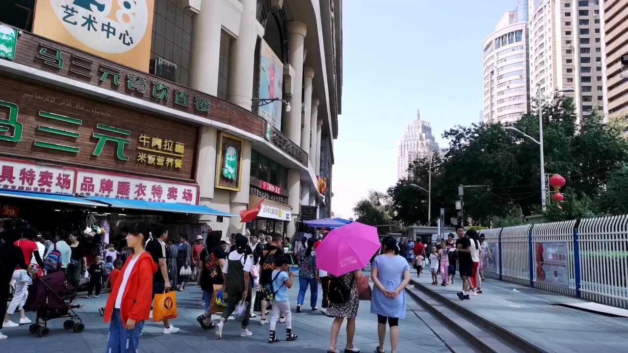 乌鲁木齐小西门商圈逛街的人多其中有不少维吾尔族美女